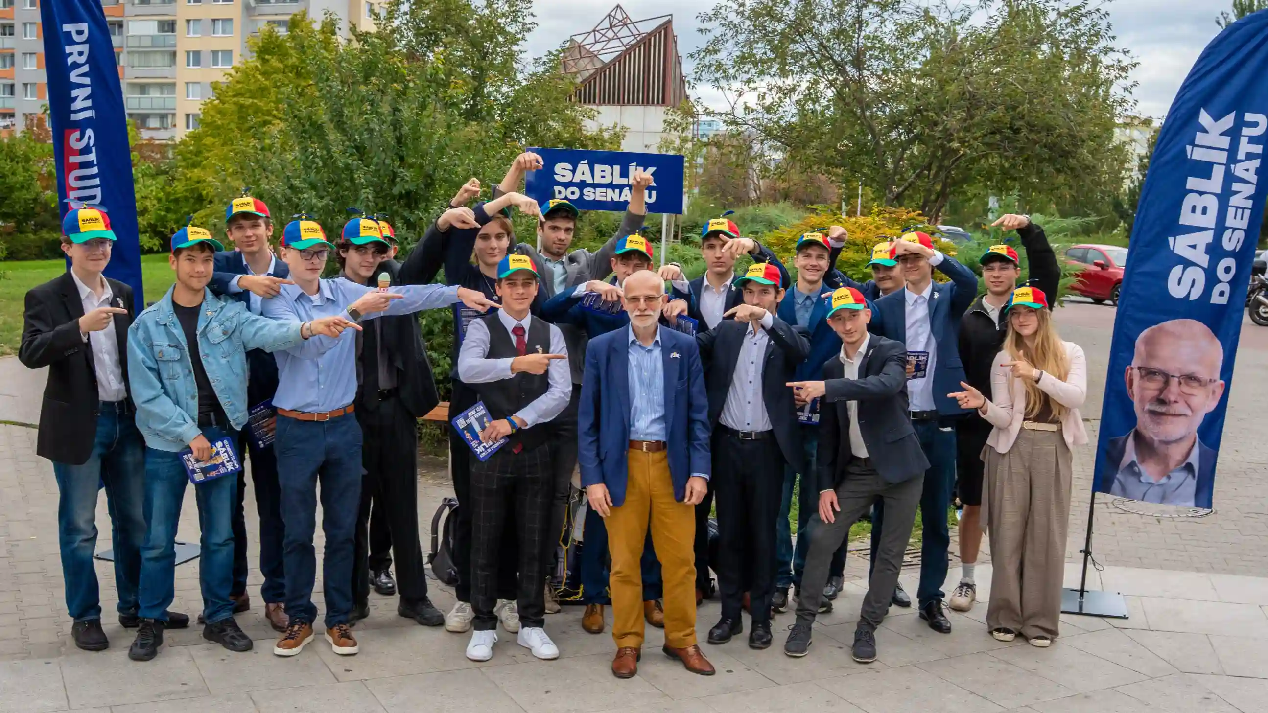 První studentská kampaň: 50 studentů tlačí svého ředitele do Senátu