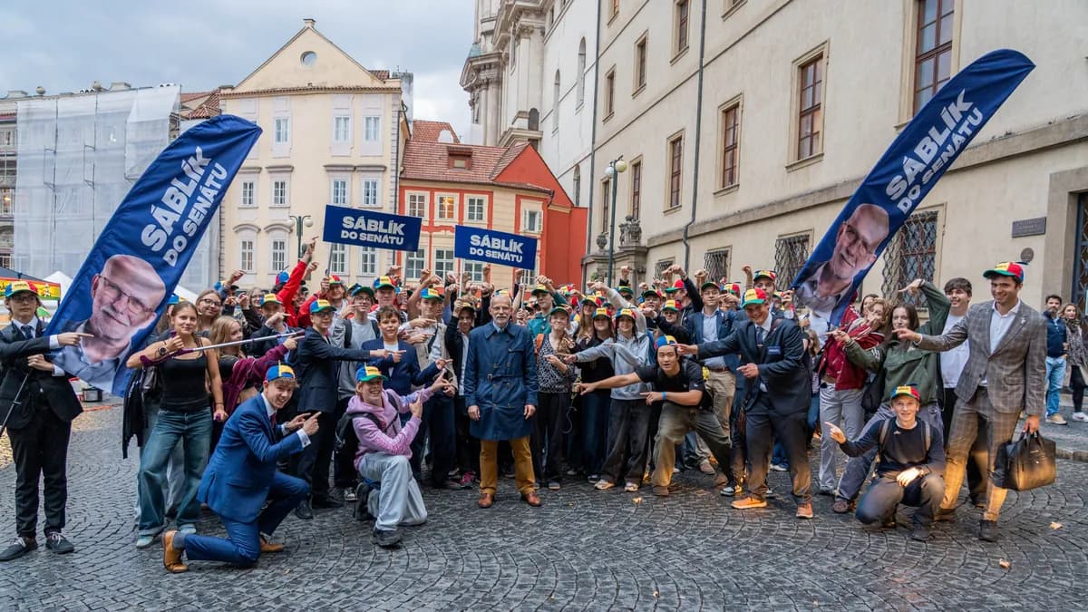 Dav studentů v kšiltovkách s vrtulkou dovedl ředitele do Senátu